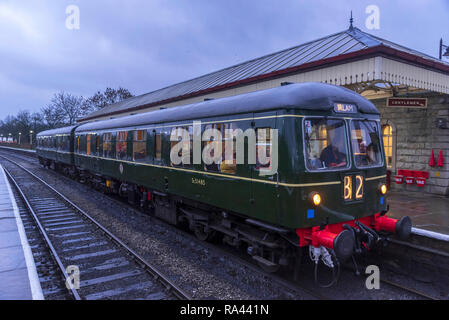 Années 1960 plusieurs diesel uint train. Soirée d'hiver à Ramsbottom station sur l'East Lancashire Railway. Banque D'Images