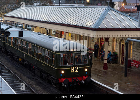 Années 1960 plusieurs diesel uint train. Soirée d'hiver à Ramsbottom station sur l'East Lancashire Railway. Banque D'Images