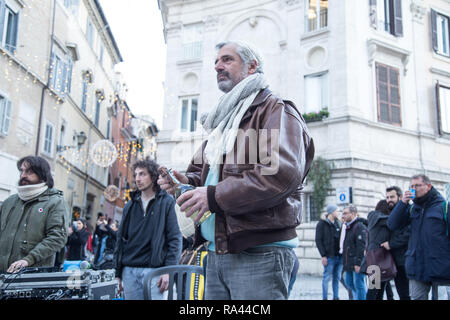 Roma, Italie. 31 Dec, 2018. Les concerts au piano par Romina Garbini dans Largo Tassoni, près de Castel Sant'Angelo, à la nouvelle année, à l'occasion de l'examen LE VIE DEL PONTE qui accueillera, à la fin de février, musicales, artistiques et culturelles. Crédit : Matteo Nardone/Pacific Press/Alamy Live News Banque D'Images