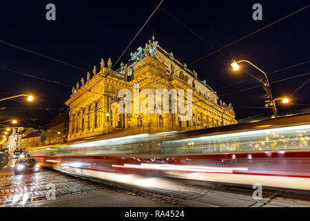 Théâtre National et traces légères, Prague, République Tchèque Banque D'Images