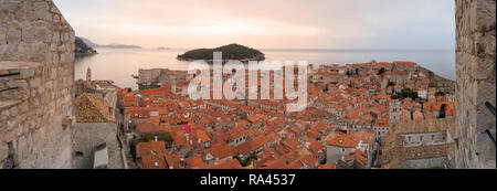 Vue panoramique sur la célèbre ville médiévale de l'adriatique Dubrovnik, Croatie, du centre de l'enceinte, qui entoure la vieille ville Banque D'Images
