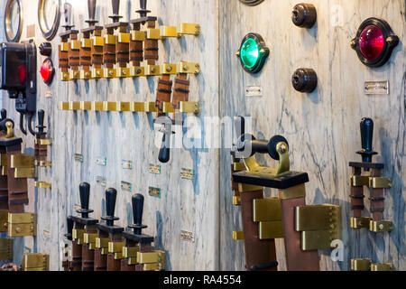 Tableau électrique du 20e siècle montrant, jauges et contacteurs de mètres sur du marbre au panneau MIAT / Industriemuseum, Gand, Flandre orientale, Belgique Banque D'Images