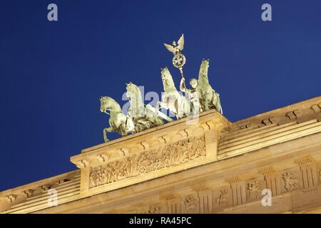 Quadrige au crépuscule, Porte de Brandebourg, Berlin, Allemagne Banque D'Images