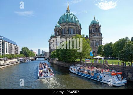 Cathédrale de Berlin avec des bateaux d'excursion sur la rivière Spree, l'île aux musées, Berlin, Allemagne Banque D'Images