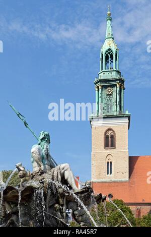 Fontaine de Neptune et Eglise St Mary, Alexanderplatz, Berlin, Allemagne Banque D'Images