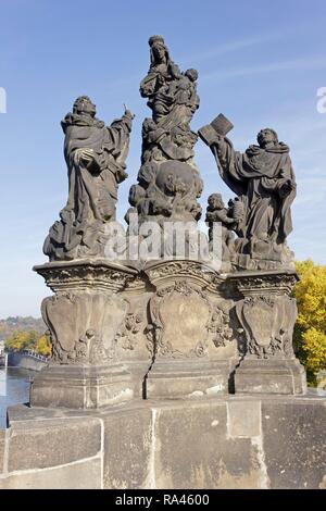 Statues, Madonna avec les Saints Dominique et Thomas d'Aquin, le Pont Charles, Prague, République Tchèque Banque D'Images