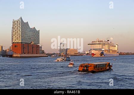 Elbe Philharmonic Hall, Marco Polo Tower et Unilever, maison AIDAprima des navires de croisière, avec l'Elbe HafenCity, Hambourg, Allemagne Banque D'Images