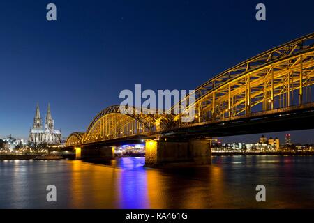 La cathédrale de Cologne avec pont Hohenzollern, nuit, Cologne, Cologne, Rhénanie du Nord-Westphalie, Allemagne Banque D'Images