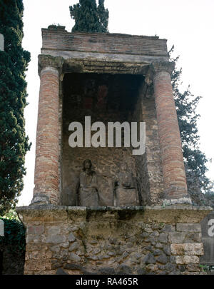 L'Italie. Pompéi. Nécropole de Nocera Gate. Situé sur les côtés d'une route qui va de pair avec des murs de la ville. Il y a plusieurs monuments funéraires. 1er siècle av-1e siècle AD. Tombe 90, d'un magistrat et son épouse. La fin de l'ère républicaine. AD 50-30. La Campanie. Banque D'Images