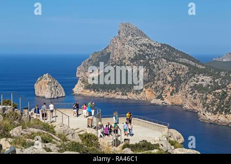 Les touristes à la vue, Mirador d'Es Colomer, également Mirador del Mal Pas, presqu'île de Formentor, Majorque, Espagne Banque D'Images