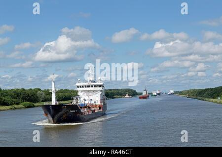 Les navires de charge sur le Canal de Kiel, Schleswig-Holstein, Allemagne Banque D'Images