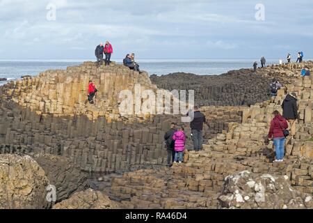 Les touristes à la colonnes de basalte, Giant's Causeway, côte de Causeway, comté d'Antrim, en Irlande du Nord, Royaume-Uni Banque D'Images