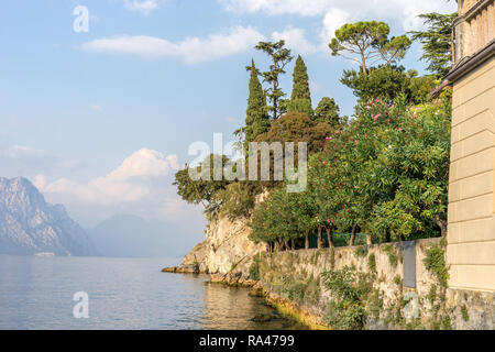 Paysage méditerranéen romantique à Malcesine sur le lac de Garde avec des cyprès et des montagnes Banque D'Images