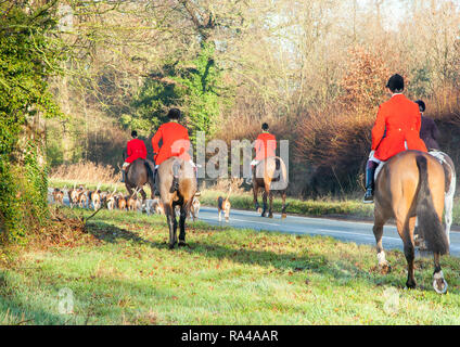 . Le Cheshire Fox hunt sur leur répondre la veille de Noël dans le village de Bunbury limite désormais à un parfum et faites glisser la chasse à courre Banque D'Images