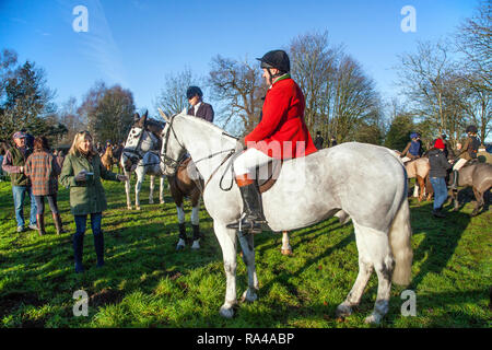 . Le Cheshire Fox hunt sur leur répondre la veille de Noël dans le village de Bunbury limite désormais à un parfum et faites glisser la chasse à courre Banque D'Images