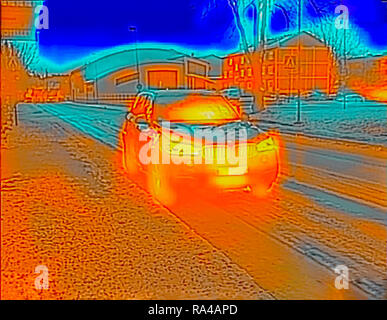 Image thermique d'une voiture avec le moteur en marche Banque D'Images