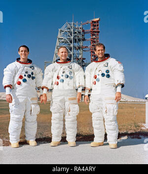 (8 novembre 1973) --- Les trois membres de l'équipage de Skylab 4 sont photographiés debout près de Pad B, 39 complexes de lancement, centre spatial Kennedy, en Floride, au cours de l'activité de contrôle en amont. Ils sont, de gauche à droite, de scientifique-astronaute Edward G. Gibson, de la science ; pilote astronaute Gerald P. Carr, commandant ; et astronaute William R. Pogue, pilote. Le Skylab 4/Saturn 1B véhicule spatial est sur la tablette à l'arrière-plan. Banque D'Images