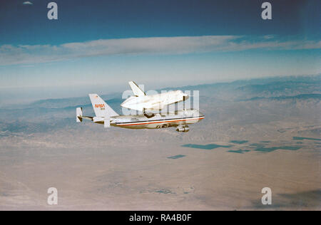 (23 Sept 1977) --- La navette spatiale 101 'Enterprise' se sépare de la NASA 747 avions de transport aérien au cours du troisième vol libre de l'approche et l'atterrissage de la navette Tests (ALT) a effectué le 23 septembre 1977, à l'Dryden Flight Research Center (DFRC) dans le sud de la Californie. Banque D'Images