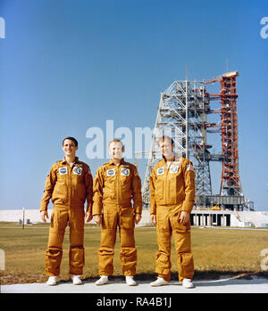 (8 novembre 1973) --- Les trois membres de l'équipage de Skylab 4 sont photographiés debout près de Pad B, Complexe de lancement 39, Kennedy Space (IIC), en Floride, au cours de l'activité de contrôle en amont. Ils sont, de gauche à droite, de scientifique-astronaute Edward G. Gibson, de la science ; pilote astronaute Gerald P. Carr, commandant ; et astronaute William R. Pogue, pilote. Banque D'Images