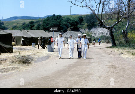 1975 - les médecins de la Marine d'installations de logement temporaire érigée pour les réfugiés vietnamiens. Banque D'Images