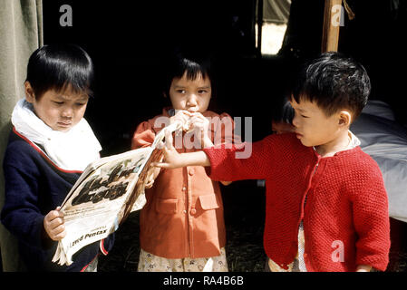 1975 - Les enfants s'amuser à un établissement de logements temporaires pour les réfugiés vietnamiens à Camp Pendleton Banque D'Images