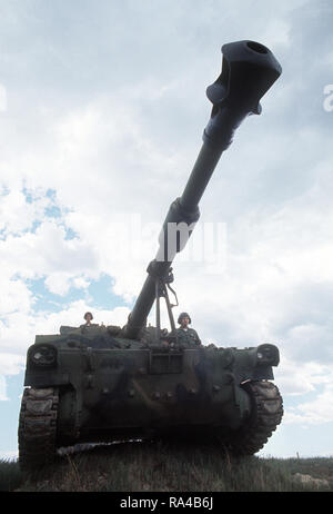 1978 - Un M-109 155mm l'obusier automoteur de la Batterie C, 7e Bn., 19e Field Artillery, s'arrête sur la crête d'une colline au cours de l'exercice de préparation conjointe bouclier courageux XVIII. Banque D'Images