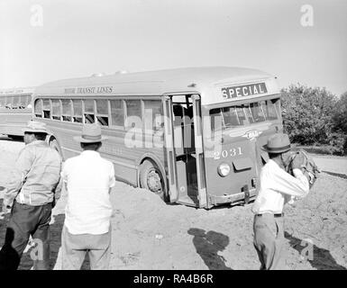 Poston, Arizona. Ce bus, ce qui porte les sinistrés d'origine japonaise à la rivière Colorado centre de réinstallation est devenu lié de sable près de sa destination ca. 5/25/1942 Banque D'Images