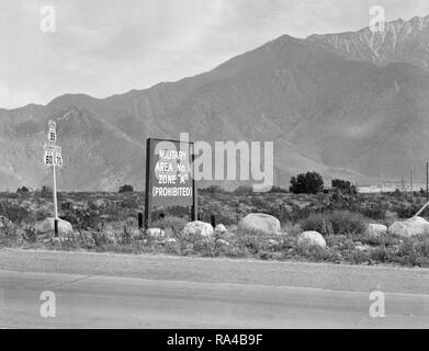 Poston, Arizona. L'autoroute menant à cette réinstallation de la guerre centre de compétence pour les sinistrés d'origine japonaise sur la Colorado River Indian Reservation 09/04/1942 Banque D'Images