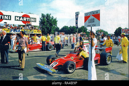 Autodromo Nazionale Monza, 7, septembre 1975. Le coureur autrichien Niki Lauda, ​​Author de la pôle position, dans le cockpit de sa Ferrari 312T en attente de l'itinéraire de la XLVI Grand Prix d'Italie ; à sa droite, sur la deuxième case de la grille, son coéquipier, le Suisse Clay Regazzoni. Banque D'Images