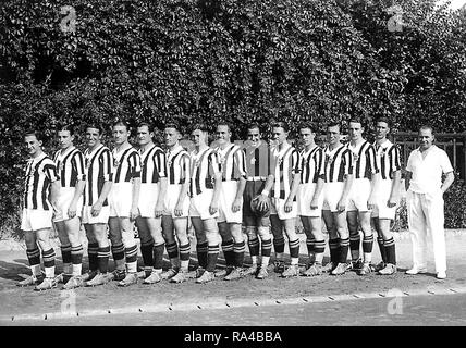 1931-1932 Saison 1931-1932 de la Juventus. De gauche à droite : P. inistrinho', 'MSernagiotto R. Orsi, G. Vecchina, U. Caligaris, L. Monti, M. Ferrero, R. Cesarini, G. Ferrari, G. Combi, C. Rosetta (capitaine), F Munerati, M. Varlien (I), L., G. Bertolini (Varglien II), C. Carcano (formateur). Banque D'Images