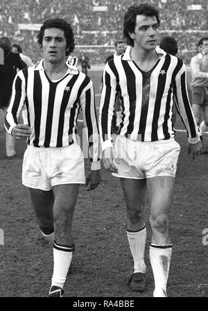 Rome, le Stade Olympique, le 5 janvier 1975. De gauche à droite : les joueurs de la Juventus, Claudio Gentile et Roberto Bettega, sortent du champ à la fin de la match perdu à la Lazio (0-1) et est valide pour le compte de la 12e journée du championnat italien de Serie A 1974-1975. Banque D'Images