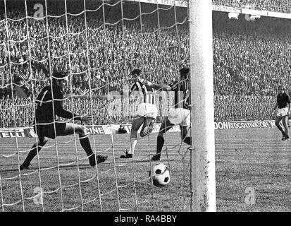 Milan (Italie), San Siro, le 31 octobre 1971. A.C. Milan - Juventus F.C. 1-4, Journée 4 du Championnat Italien 1971-72 Serie A : la Juventus de Roberto Bettega (no. 11) bat le gardien Milan Fabio Cudicini (no. 1) avec un objectif de talon et des partitions à 28' le 0-2 partielle pour l'équipe. Banque D'Images