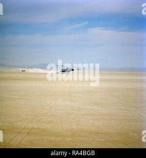 (13 Sept 1977) --- La navette spatiale 101 terres 'Enterprise' sur le désert à Edwards Air Force Base de conclure un cinq minutes, 31 secondes de vol sans moteur au cours de la second vol de la navette de test d'approche et d'atterrissage (ALT), le 13 septembre 1977. Deux avions de chasse T-38 restent avec l 'entreprise' pour l'atterrissage. Asstronauts Joe H. Engle, commandant, et Richard H. Truly, pilote, ont été les équipages pour le vol. Banque D'Images