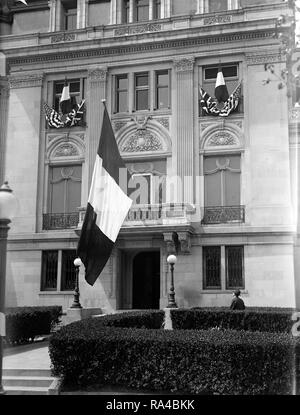 Les drapeaux des alliés sur l'Ambassade de France pour la construction de ca. 1917 Banque D'Images