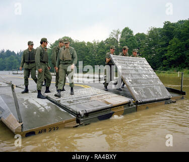 Un pont de ruban est assemblée par des membres de la 1457e bataillon du génie au cours de reforger les exercices de formation à la 7ème commande d'entraînement de l'armée. Banque D'Images