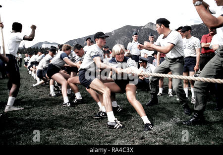 1976 - les cadets de l'Académie de la Force aérienne participent à un Tug-of-war concours dans le cadre de leur programme d'entraînement physique. Banque D'Images