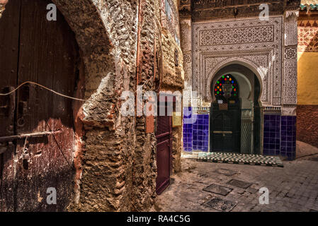 Contraste de l'architecture mauresque mène à une mosquée dans le cœur de la médina de Marrakech, Maroc, août 2018. Banque D'Images