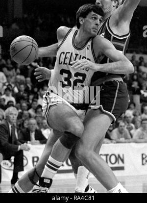 Boston Celtics Kevin McHale en action de jeu au Boston Garden 1980 photo de Bill Belknap Banque D'Images