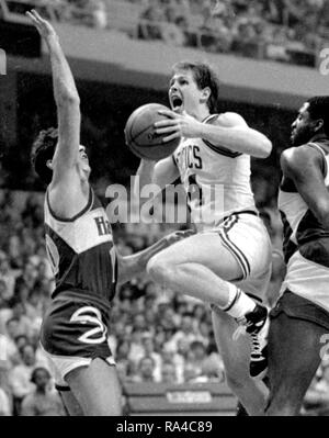 Boston Celtics Danny Ainge passé scores Atlanta Hawks en action de jeu au Garden de Boston la saison 1986 Photo de Bill Belknap Banque D'Images