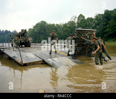 1978 - Un pont de ruban est assemblée par des membres de la 1457e bataillon du génie au cours de reforger les exercices de formation à la 7ème commande d'entraînement de l'armée. Banque D'Images