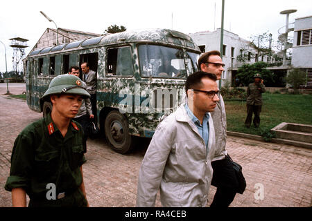 1973 - Prisonniers de guerre débarquent un bus à l'aéroport de Gia Lam. Les hommes à bord d'un avion C-141 Starlifter pour l'évacuation de Clark Air Base, République des Philippines. Banque D'Images