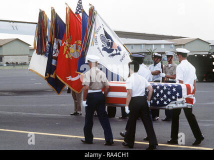 1978 - services de garde d'une couleur se distingue par les porteurs de porter le cercueil, recouvert du drapeau d'un ancien mai à un C-141 Starlifter avions au cours d'une cérémonie sur la ligne de vol. Banque D'Images