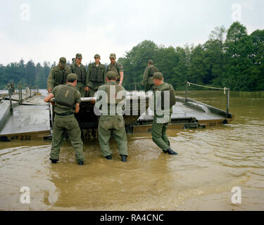 Un pont de ruban est assemblée par des membres de la 1457e bataillon du génie au cours de reforger les exercices de formation à la 7ème commande d'entraînement de l'armée. Banque D'Images