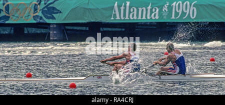 Atlanta, USA. GBR M2-, finaliste olympique et médaillé d'or, à gauche, Matthew Pinsent et Steve Redgrave dans le dernier coups de la finale olympique, 1996 Régate d'Aviron Olympique Lake Lanier, la Géorgie [crédit obligatoire Peter Spurrier/ Intersport Images] Banque D'Images