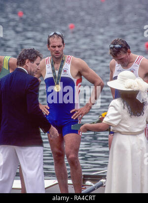 Atlanta, USA. GBR M2-, médaillé d'or, à gauche, Steve Redgrave et Matthew Pinsent, recevoir leurs médailles gld de Denis Oswald, président de la FISA. 1996 Jeux Olympiques d'Aviron Lake Lanier, la Géorgie [crédit obligatoire Peter Spurrier/ Intersport Images] Banque D'Images