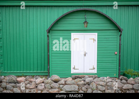 Porte Blanche en vert mur de la mosquée de Tatar Lipka Kruszyniany, Kruszyniany, Pologne Banque D'Images