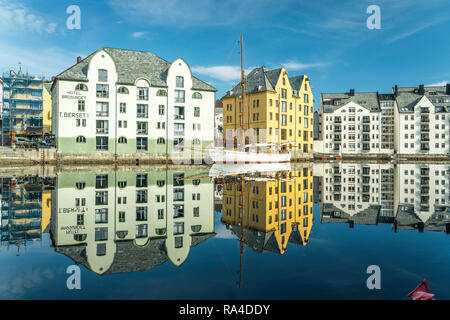 Réflexions d'édifices de la ville Art Nouveau d'Ålesund, Norvège, Europe. Banque D'Images