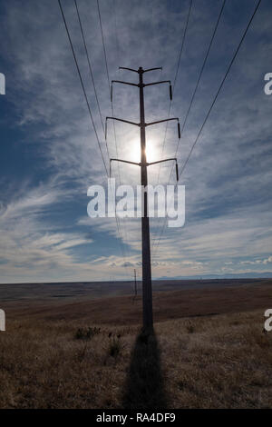 Denver, Colorado - une ligne à haute tension traverse Rocky Flats National Wildlife Refuge,. Banque D'Images