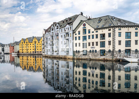 Réflexions d'édifices de la ville Art Nouveau d'Ålesund, Norvège, Europe. Banque D'Images