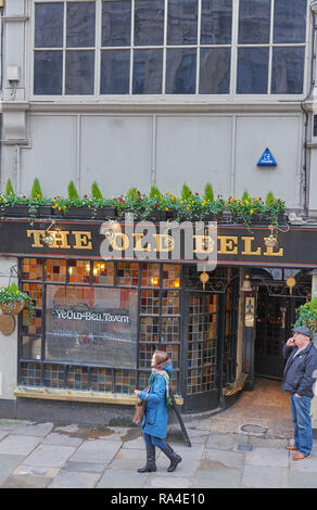 The Old Bell Inn, construit par Wren sur Fleet Street pour ceux qui travaillent sur la construction de la cathédrale St Paul, à Londres, en Angleterre. Banque D'Images